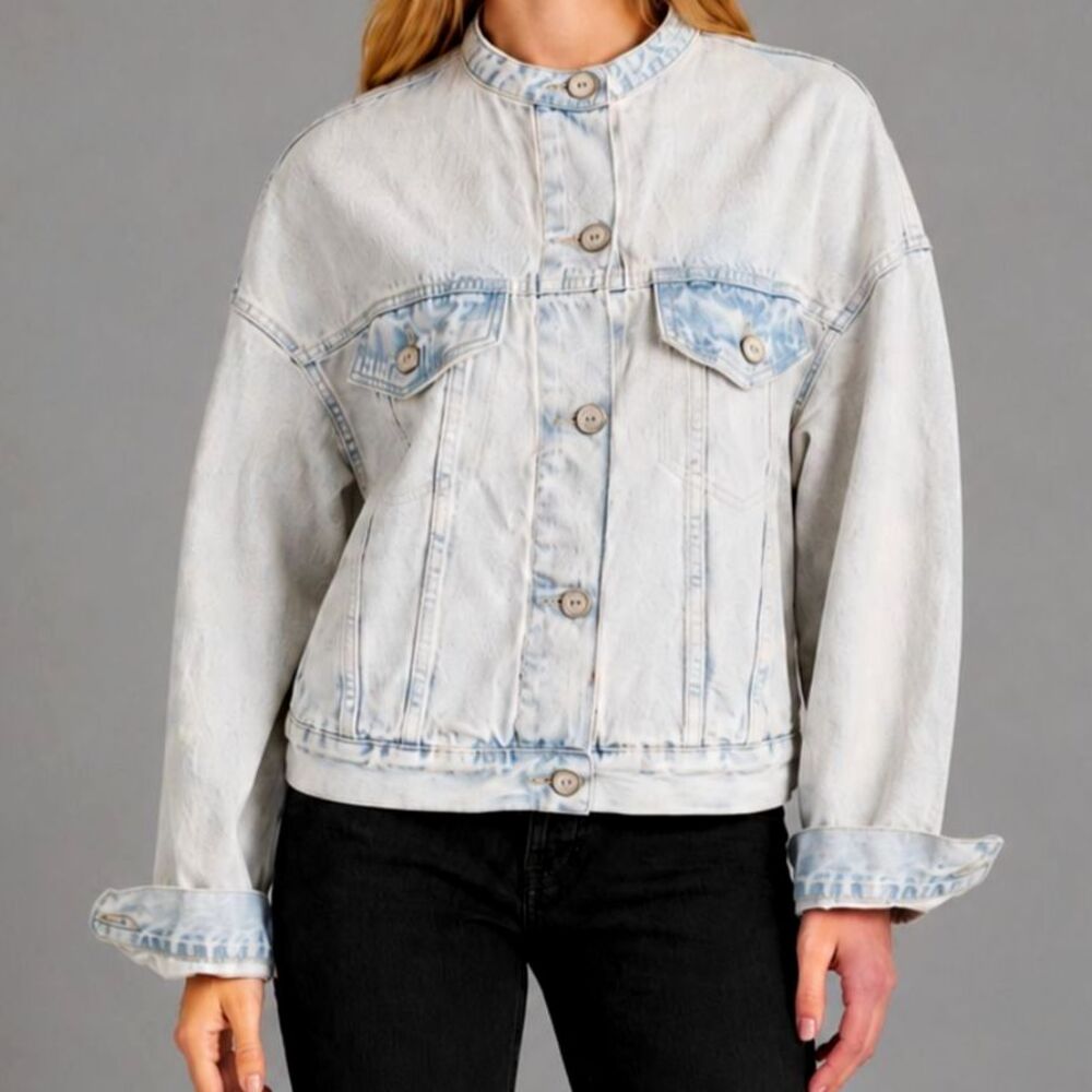 Women’s Light Wash Denim Jacket Size Medium Oversized Collarless Acid Wash